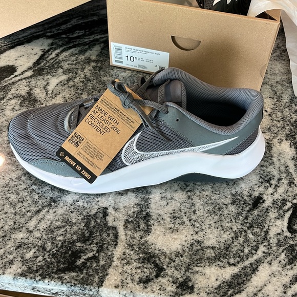 Men’s Nike legend shoes size 10.5 - Picture 2 of 3